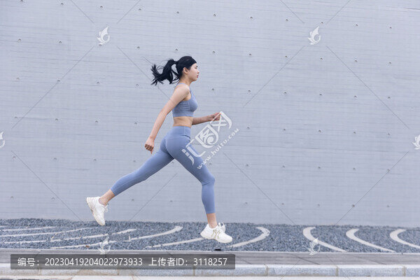 城市穿運(yùn)動(dòng)裝跑步的女性