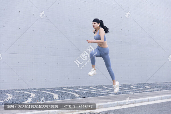 城市跑步的女性抓拍