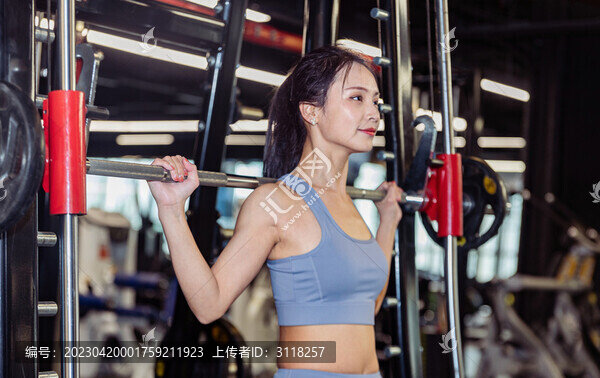健身房运动健身的年轻女性