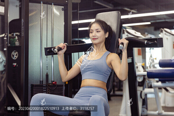 健身房運動裝鍛煉的女性