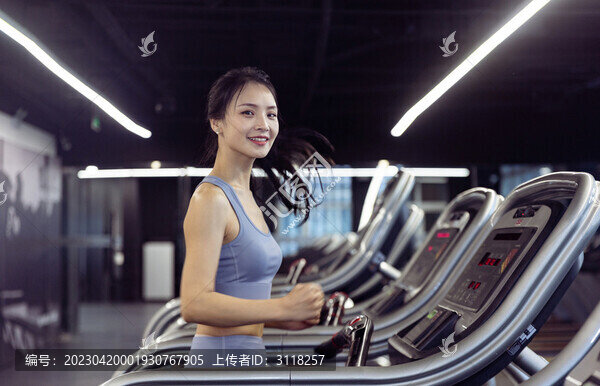 健身房使用跑步機(jī)的年輕女孩