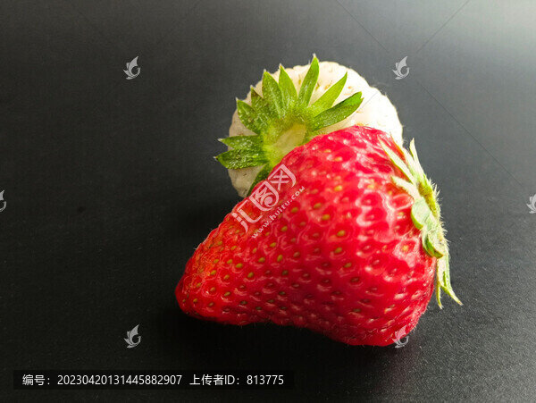 黑底紅白草莓