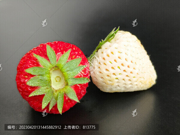 靜物黑底紅白草莓