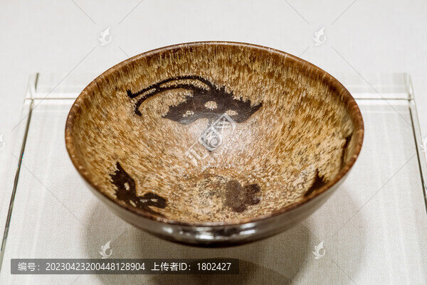宋吉州窯剪紙貼花三鳳紋碗