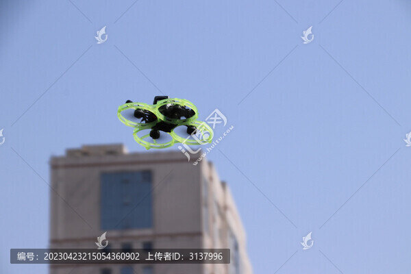 無(wú)人機(jī)飛翔