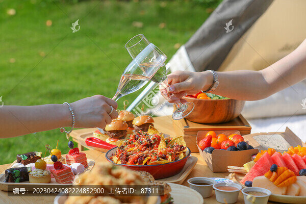 露營碰杯