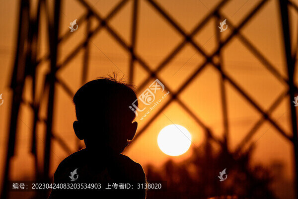 夕陽下小男孩的背影