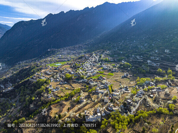 航拍丹巴縣中路鄉(xiāng)藏寨大景全景