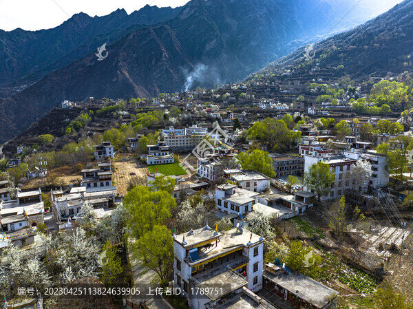 航拍丹巴縣中路鄉(xiāng)藏寨大景全景
