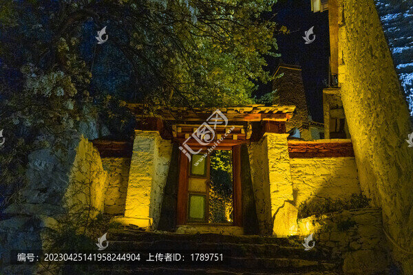夜晚梨花藏寨院門
