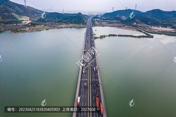 航拍余姚牟山湖與高速公路