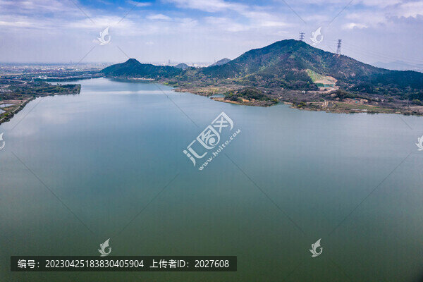 航拍余姚牟山湖與高速公路
