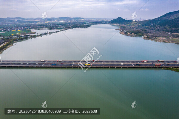 航拍余姚牟山湖與高速公路