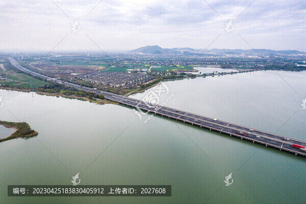 航拍余姚牟山湖與高速公路