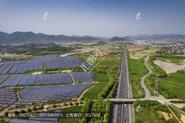 鋪滿太陽(yáng)能光伏板的茶園與公路