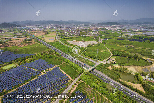 鋪滿太陽能光伏板的茶園與公路