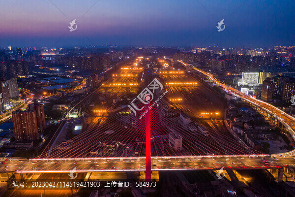 航拍鄭州農(nóng)業(yè)路大橋夜景燈光秀