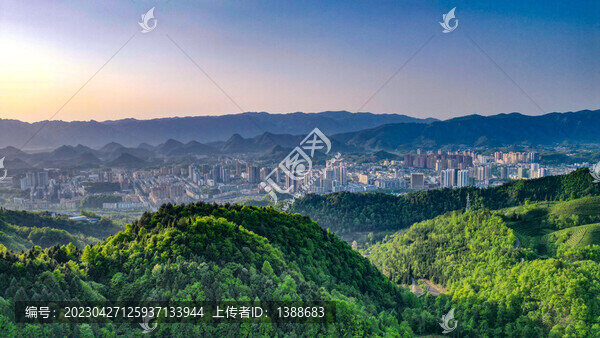 山間城市天際線