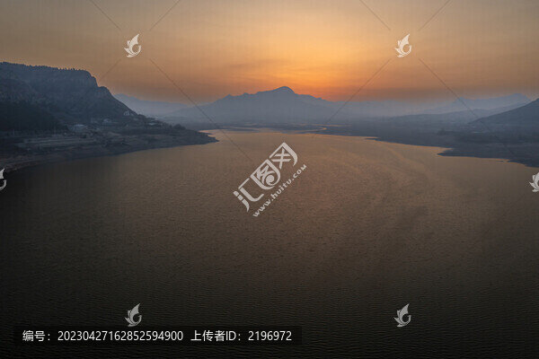 霞光映襯下的山水風(fēng)光