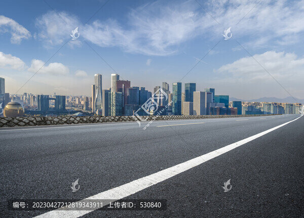 前進(jìn)的道路和金融區(qū)建筑