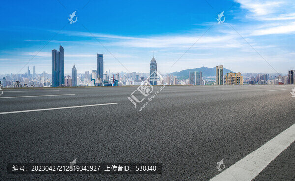 道路地面天際線和金融區(qū)建筑