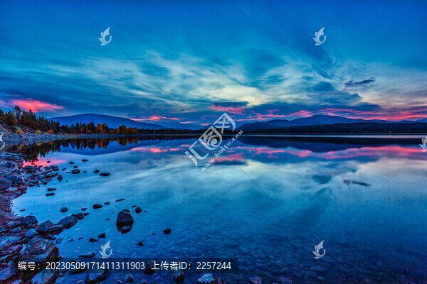 湖中倒影與晚霞