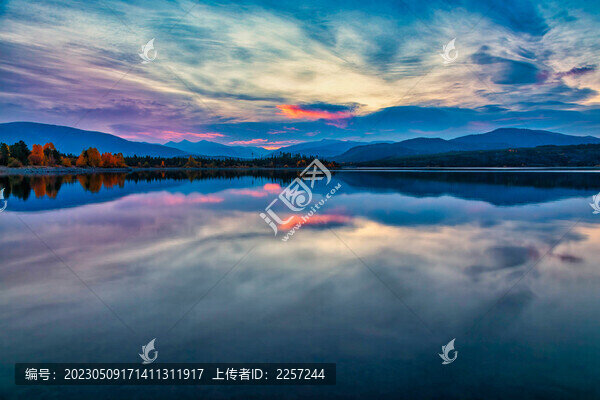 湖中倒影與晚霞