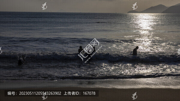海里游泳的人
