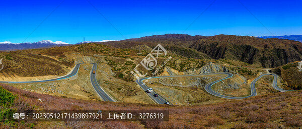 新疆彎曲道路寬畫幅全景風光