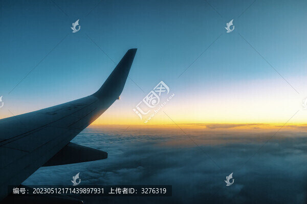民航飛機舷艙視角夢幻云海