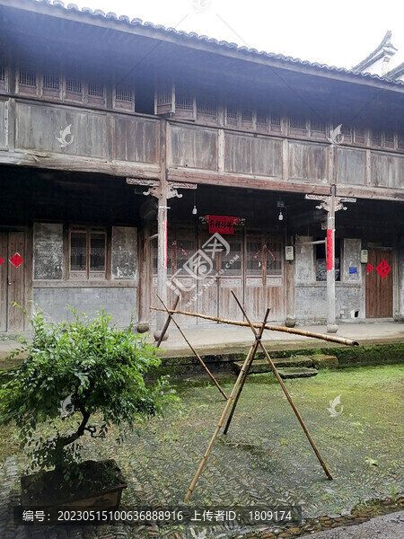 古建筑前竹子搭的曬衣架