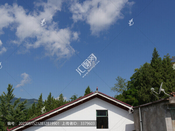 藍(lán)天白云下的鄉(xiāng)村民居