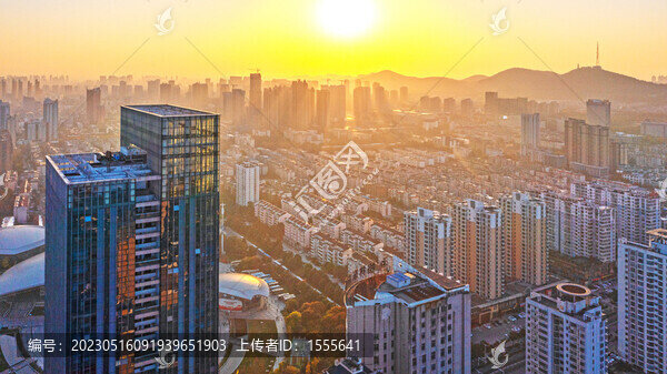 晨光下的城市建筑