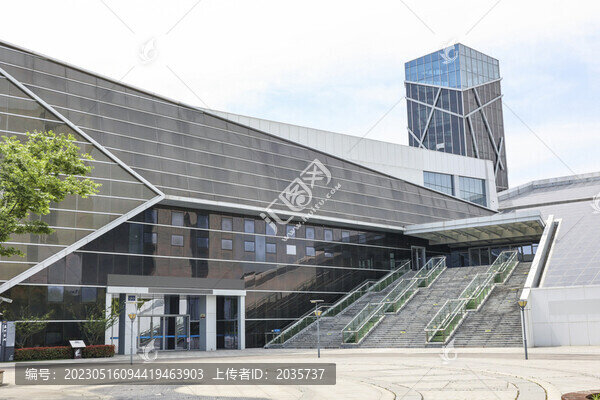 覆蓋太陽能電池板的光伏建筑