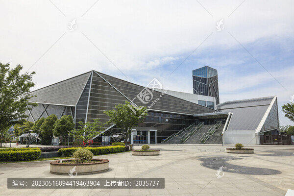 覆蓋太陽(yáng)能電池板的光伏建筑