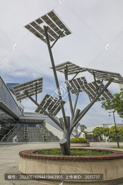 帶有太陽能電池板的光伏樹