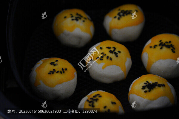 剛烤好的美味的豆沙蛋黃酥