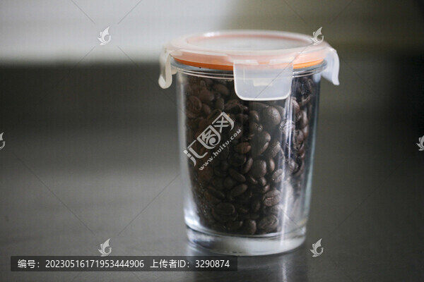 罐子里裝滿新鮮烘焙的咖啡豆