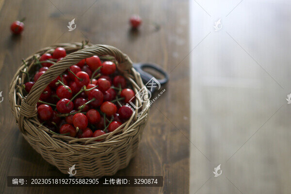 籃子里裝滿新鮮的美味的櫻桃