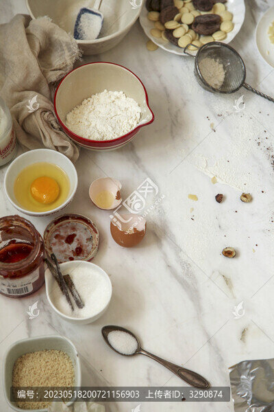 正在準備制作蛋糕的食材
