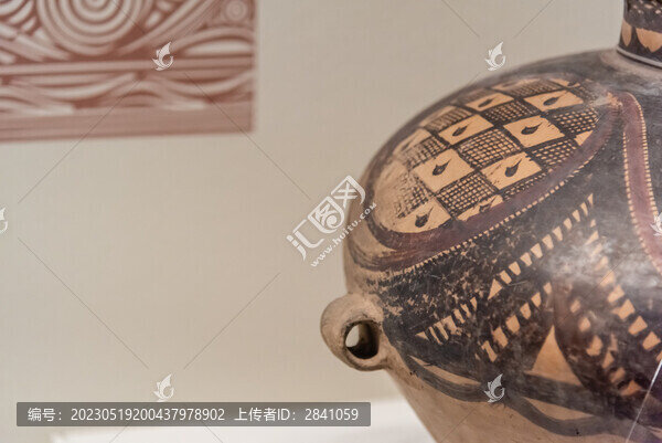 新石器時(shí)代雙耳彩陶甕