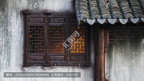 后窗戶的燈光