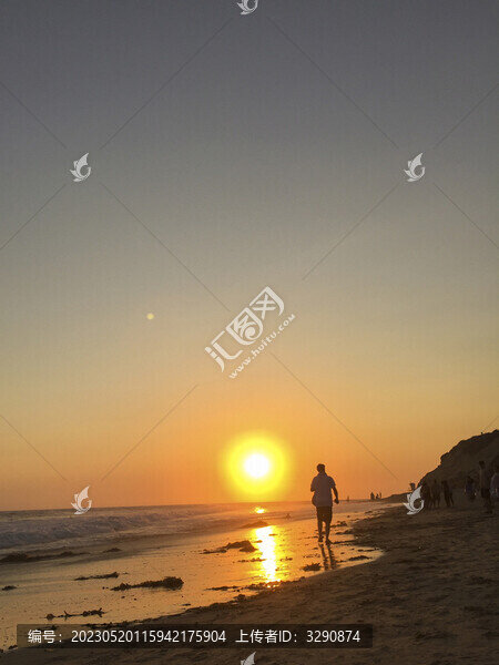 夕陽下金色的日落和沙灘