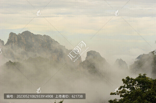 云霧繚繞狼牙山