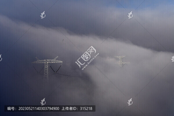 高壓電線云中走