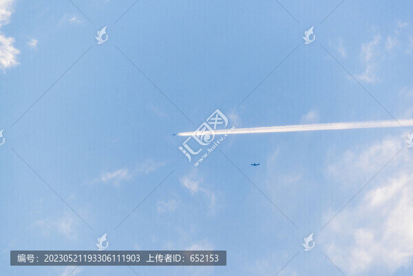 噴氣飛機(jī)機(jī)尾云