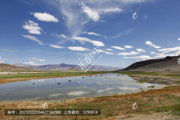 山下一處平靜的小湖
