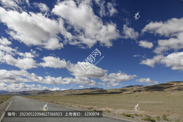 一條公路通往雪山山腳下