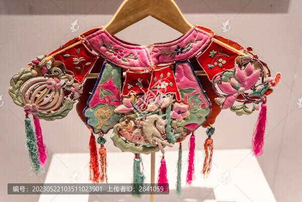 中國動物花卉紋刺繡云肩