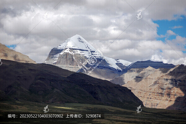 遠處壯觀的岡仁波齊雪山
